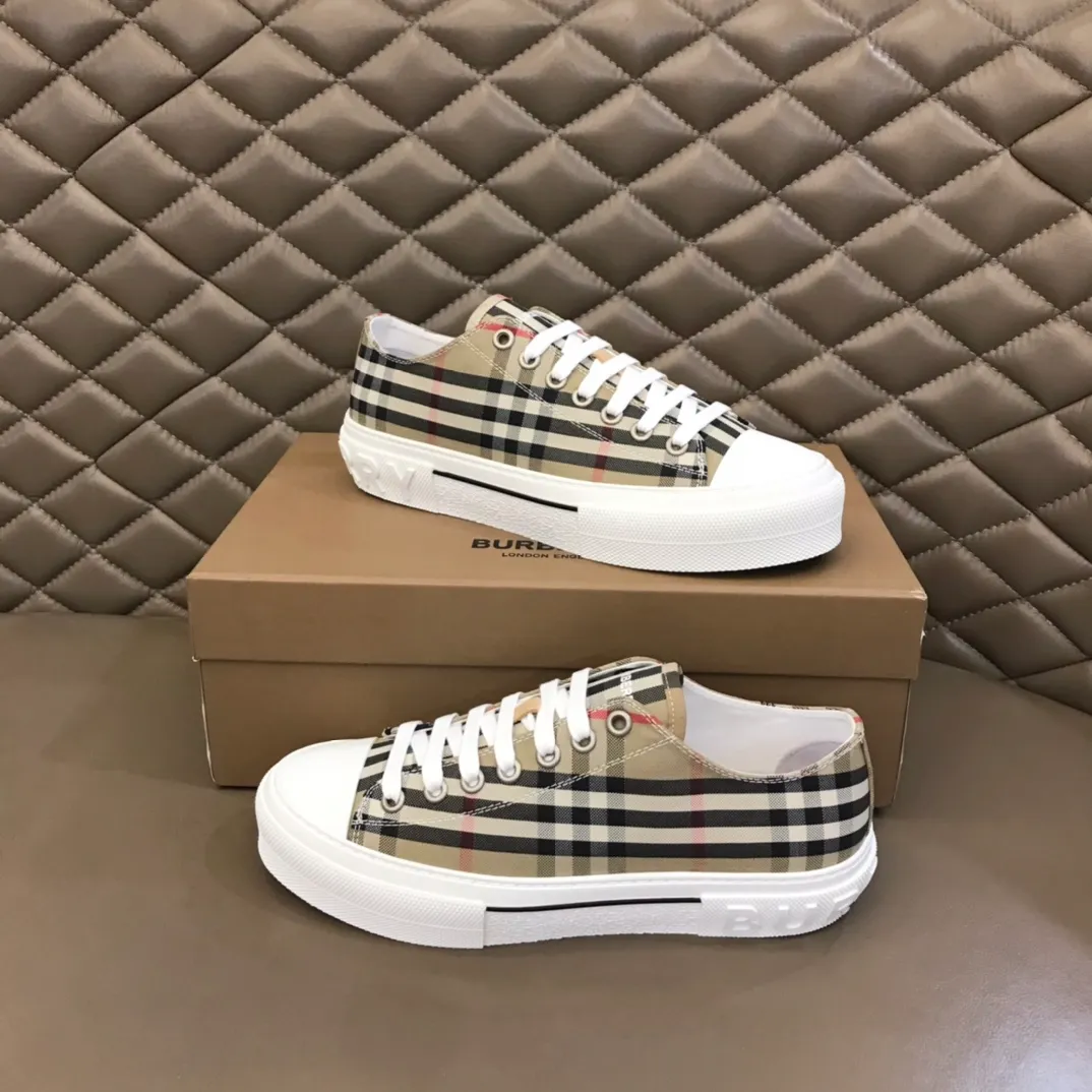 p400 "Burberr*" men's classic low-top sneakers, reinterpreted in Vintage check cotton material and decorated with a new brand logo. First-layer sheepskin lining, embossed Burberry logo on the heel, and original TPU outsole! Size: 38-44 No. 068